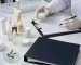 Revisión regulatoria de productos cosméticos en un laboratorio